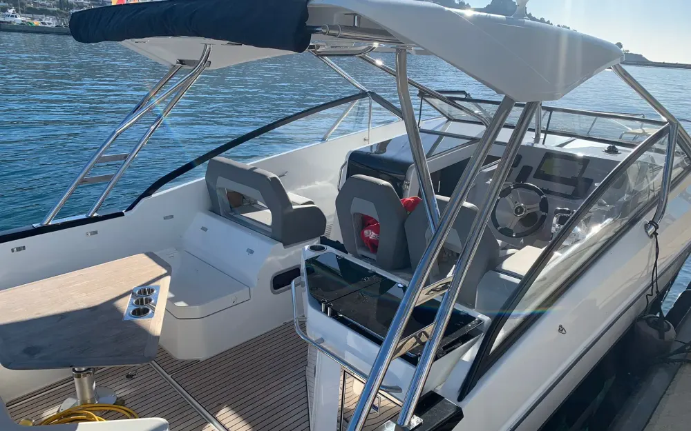 slider 1 Beneteau Flyer 10