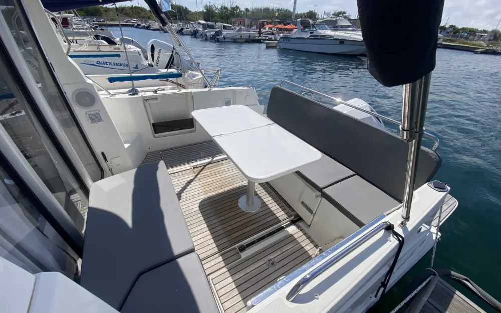 slider 4 Beneteau Antares 8 OB V2