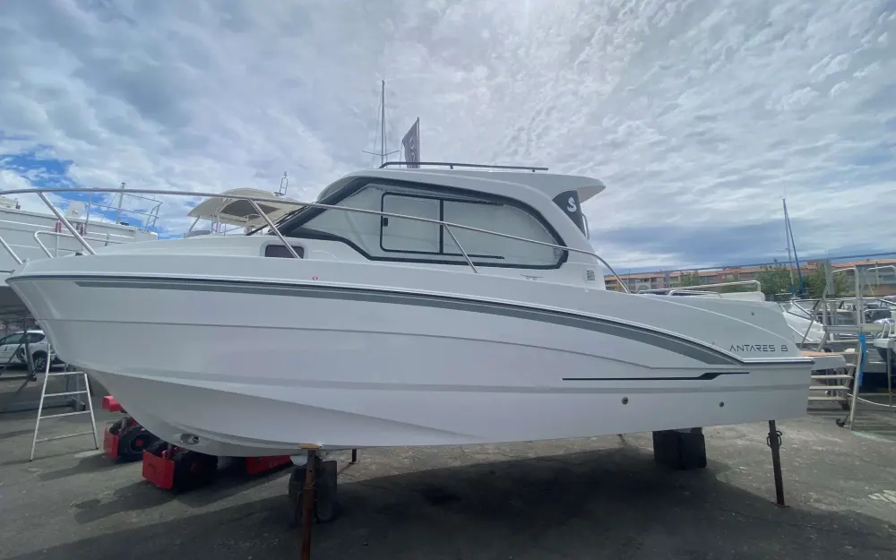 slider 0 Beneteau Antares 8 OB V2