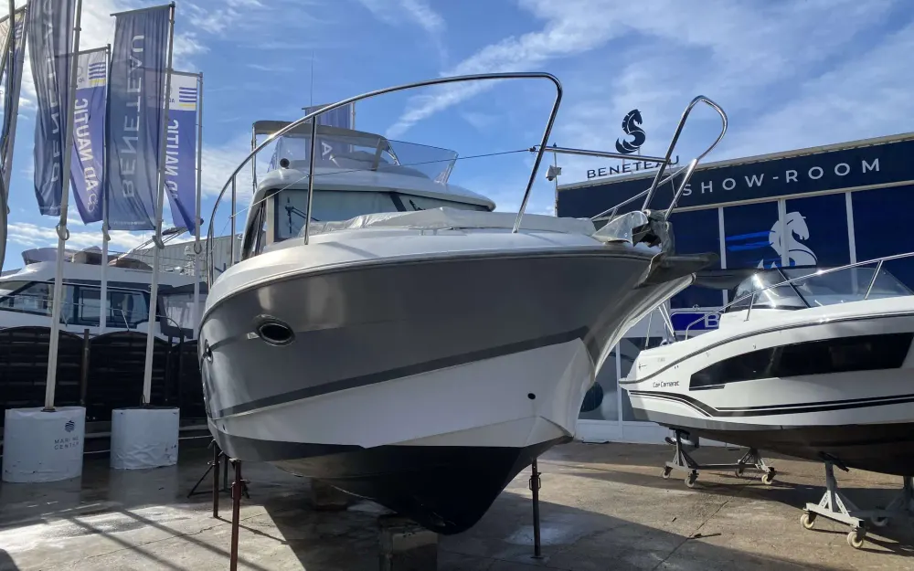 slider 1 Beneteau Antares 30 Fly