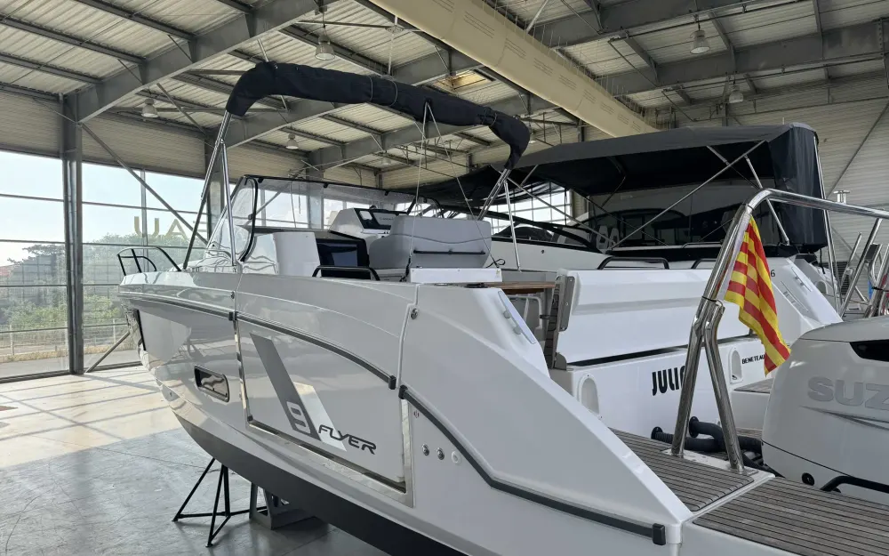 slider 1 Beneteau Flyer 9 Sundeck