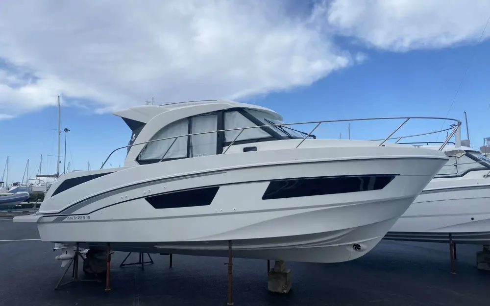 slider 0 Beneteau Antares 9 OB
