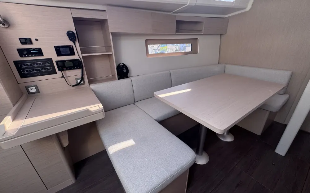 slider 4 Beneteau Oceanis 37.1