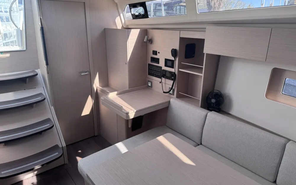 slider 5 Beneteau Oceanis 37.1