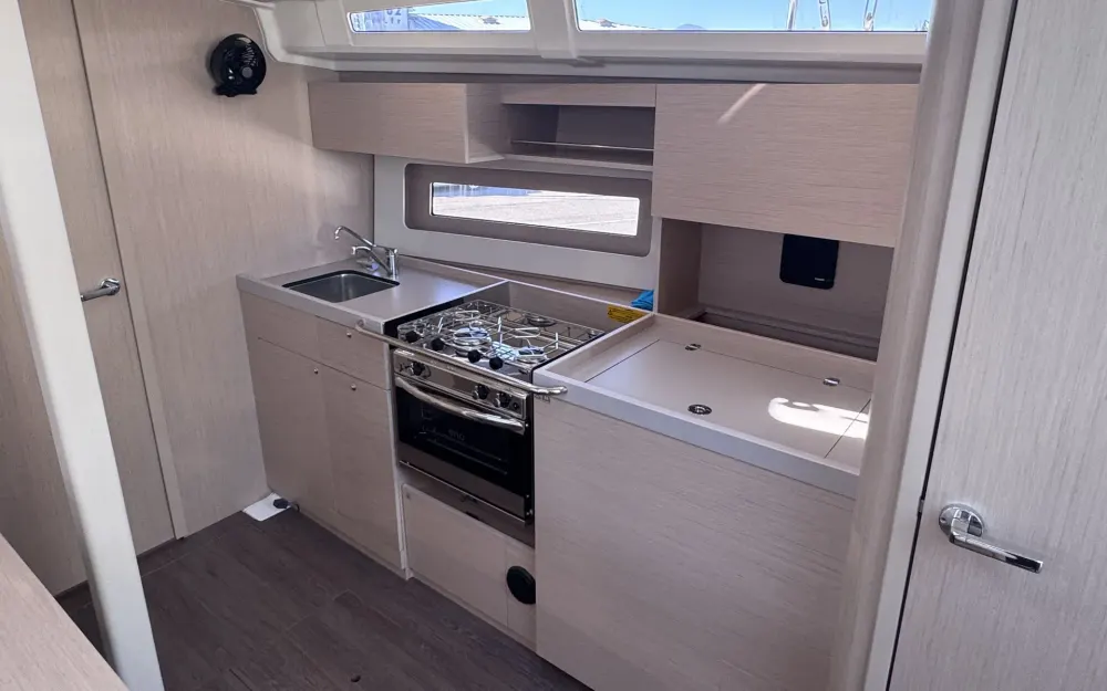 slider 7 Beneteau Oceanis 37.1