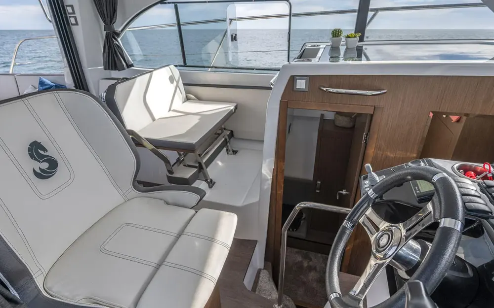 slider 6 Beneteau Antares 11