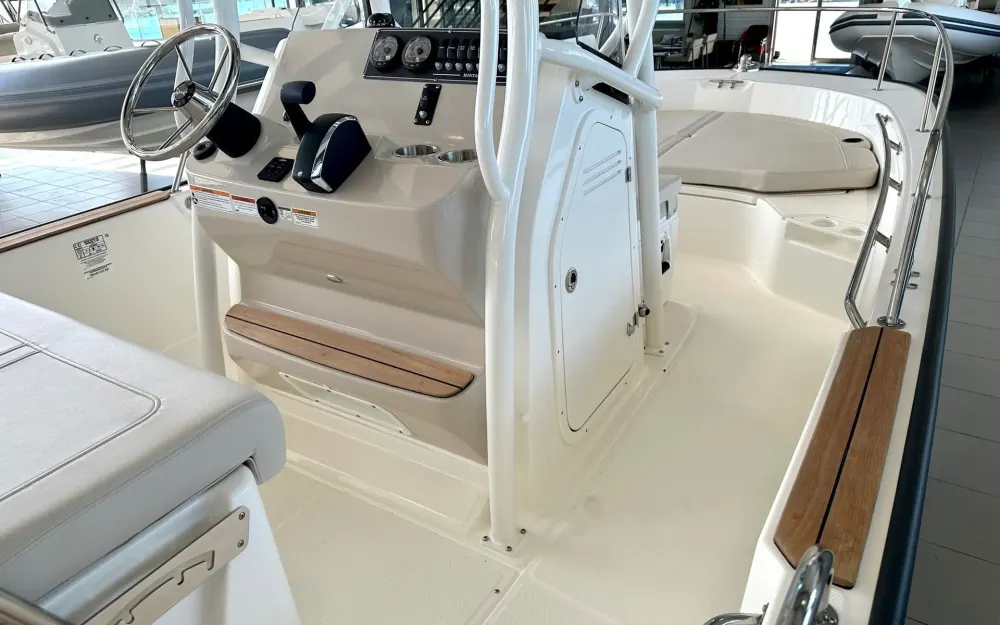 slider 9 Boston Whaler  210 Montauk
