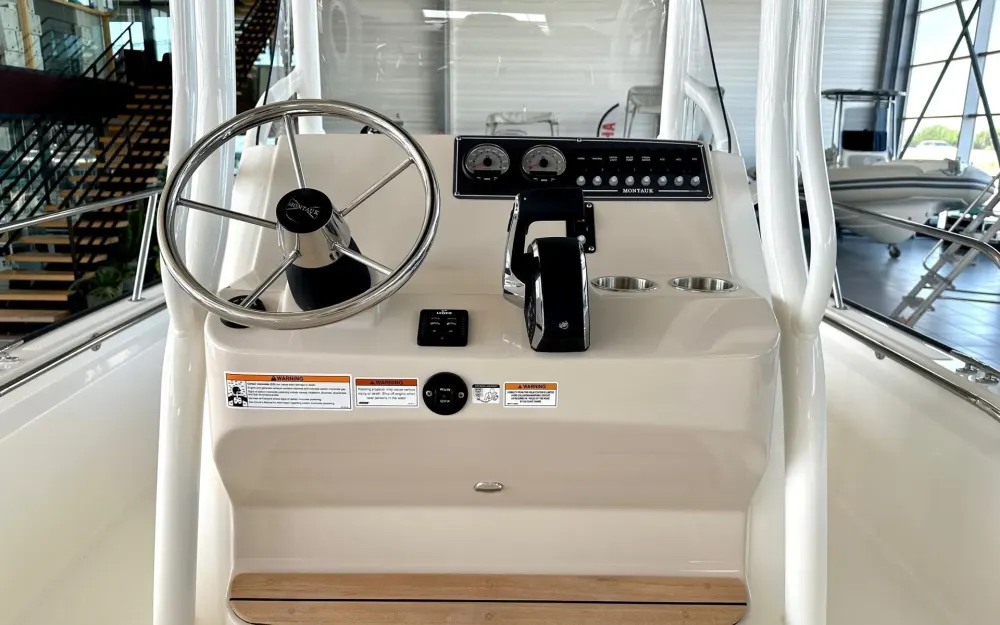 slider 4 Boston Whaler  210 Montauk