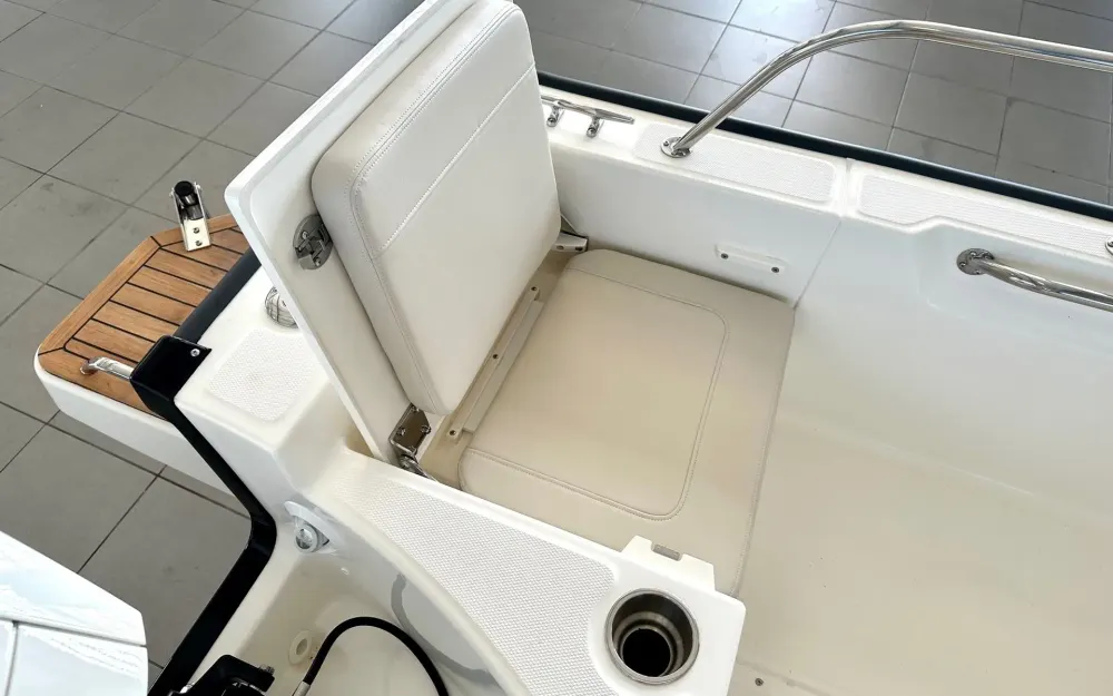slider 5 Boston Whaler  210 Montauk
