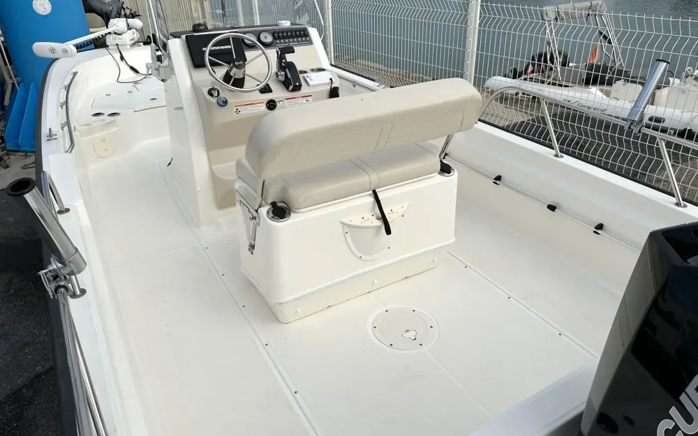 slider 1 Boston Whaler  210 Montauk