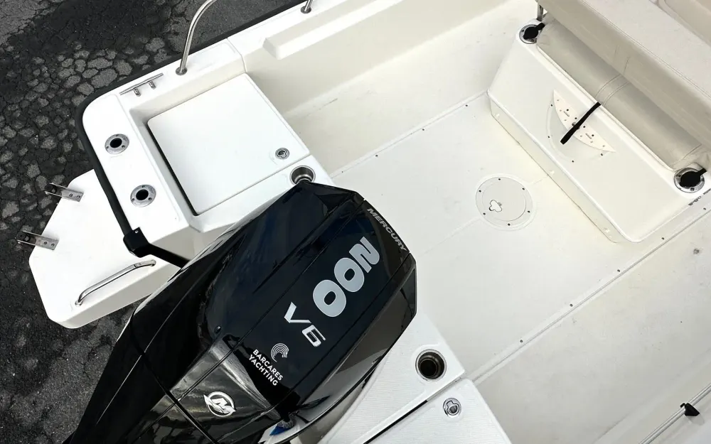 slider 2 Boston Whaler  210 Montauk