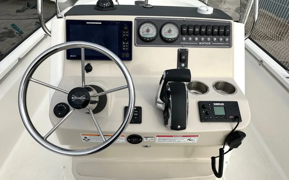 slider 4 Boston Whaler  210 Montauk