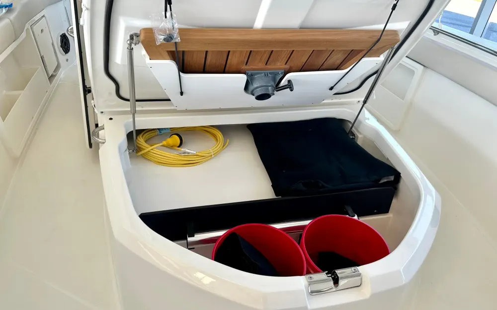 slider 9 Boston Whaler  360 Outrage