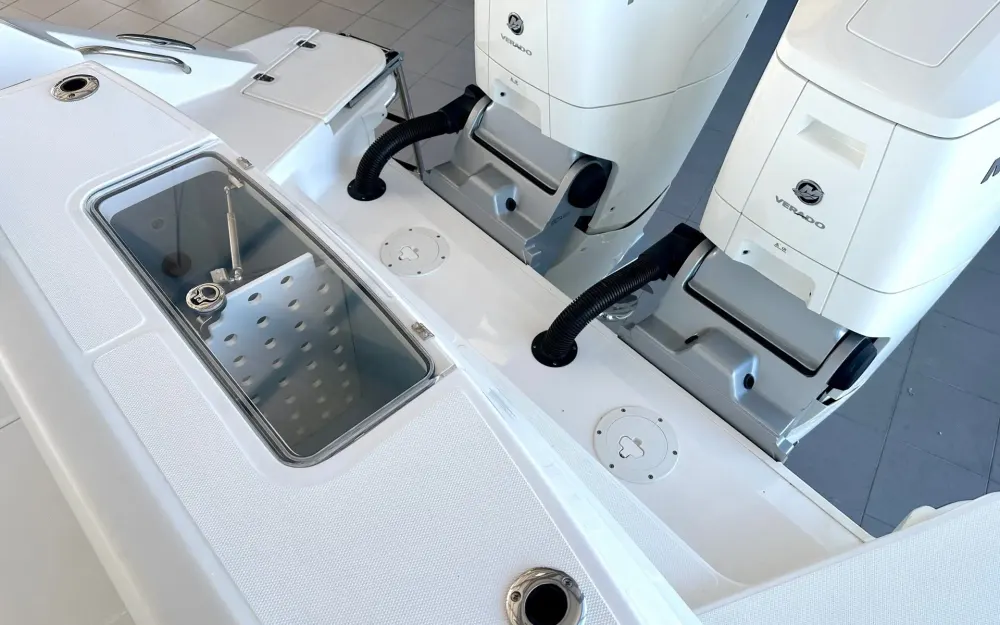 slider 12 Boston Whaler  360 Outrage
