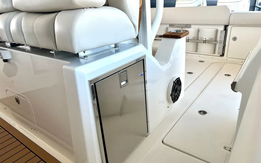 slider 13 Boston Whaler  360 Outrage