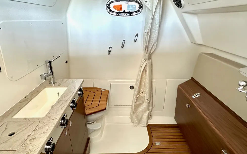 slider 15 Boston Whaler  360 Outrage