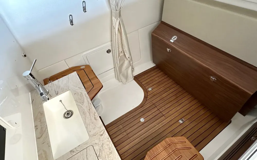 slider 16 Boston Whaler  360 Outrage