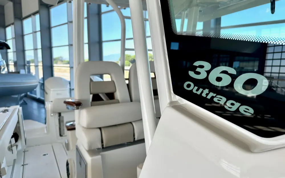 slider 18 Boston Whaler  360 Outrage