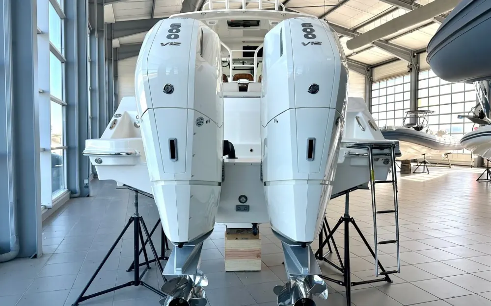 slider 1 Boston Whaler  360 Outrage