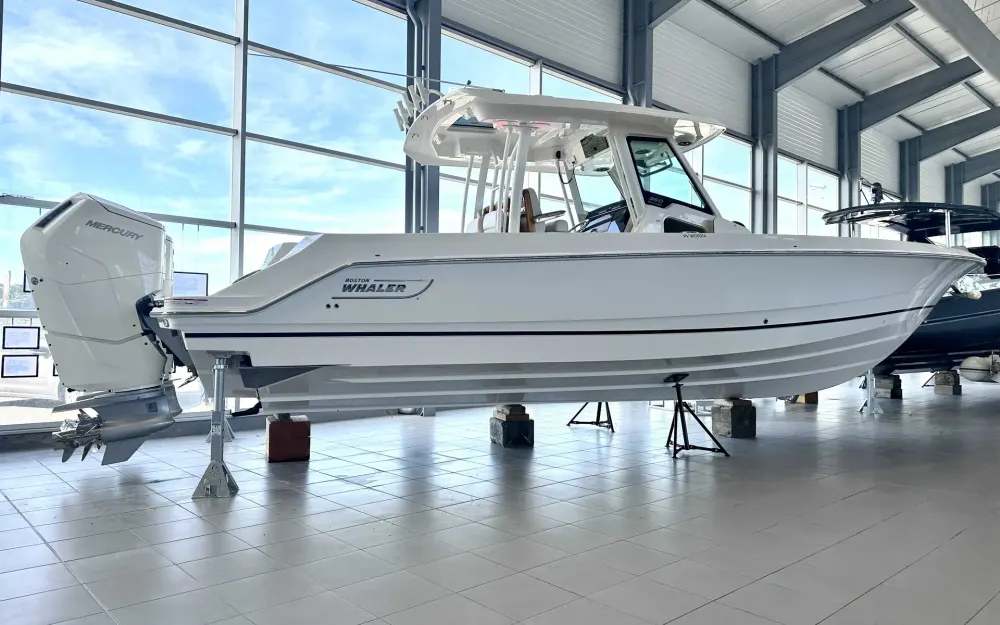 slider 2 Boston Whaler  360 Outrage