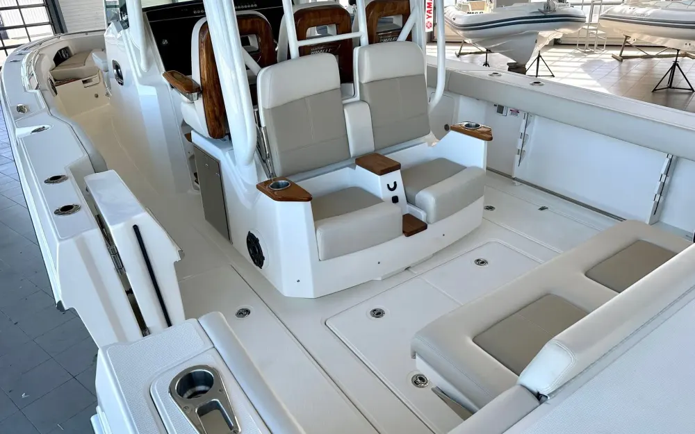 slider 3 Boston Whaler  360 Outrage