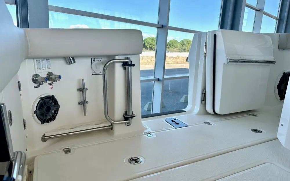 slider 4 Boston Whaler  360 Outrage