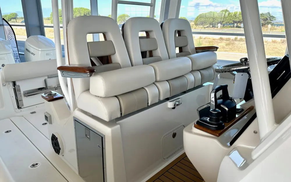 slider 5 Boston Whaler  360 Outrage