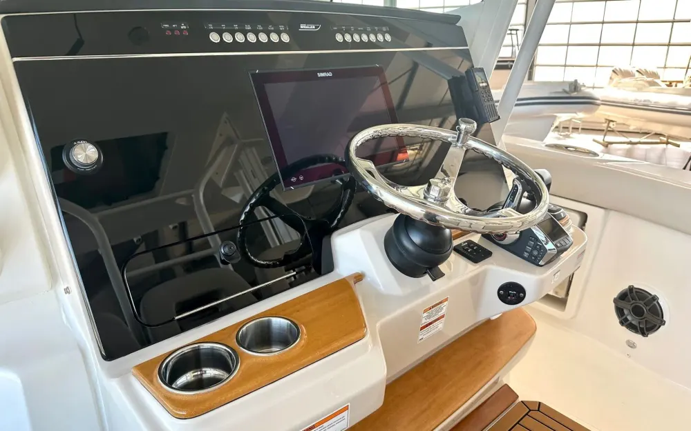 slider 7 Boston Whaler  360 Outrage