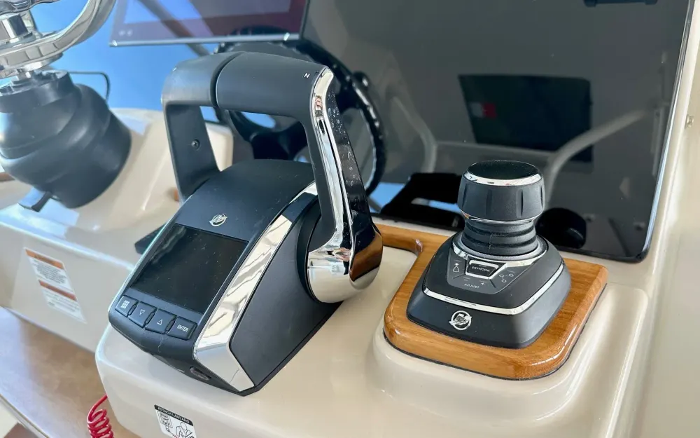 slider 8 Boston Whaler  360 Outrage
