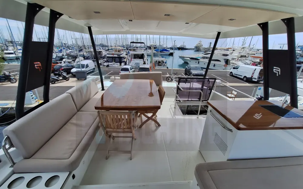 slider 12 Fountaine Pajot My 6
