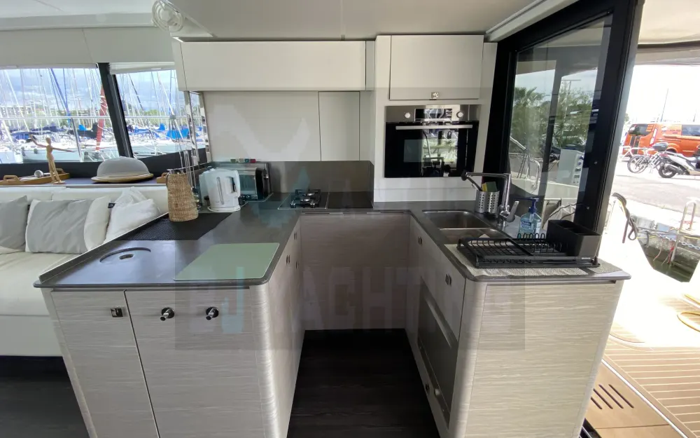 slider 16 Fountaine Pajot My 6