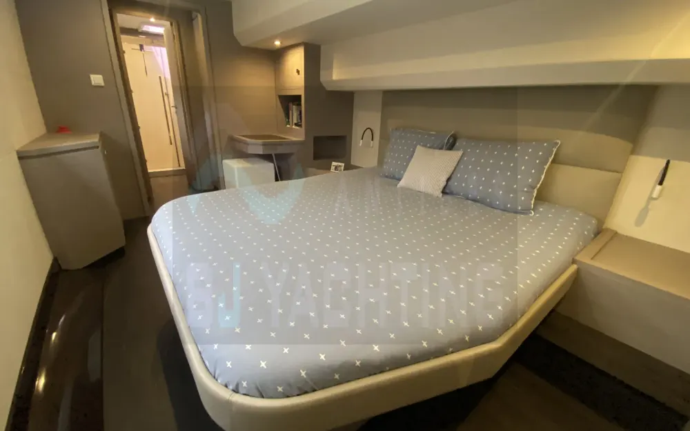 slider 27 Fountaine Pajot My 6
