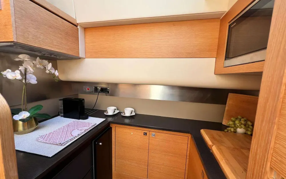 slider 11 Fairline Phantom 48