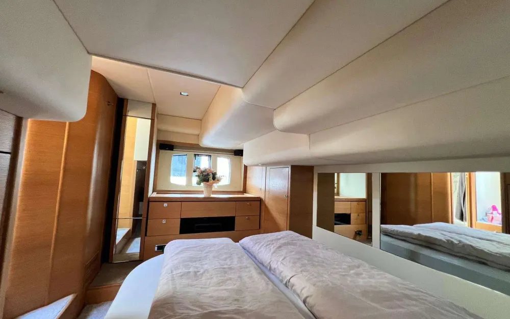 slider 15 Fairline Phantom 48