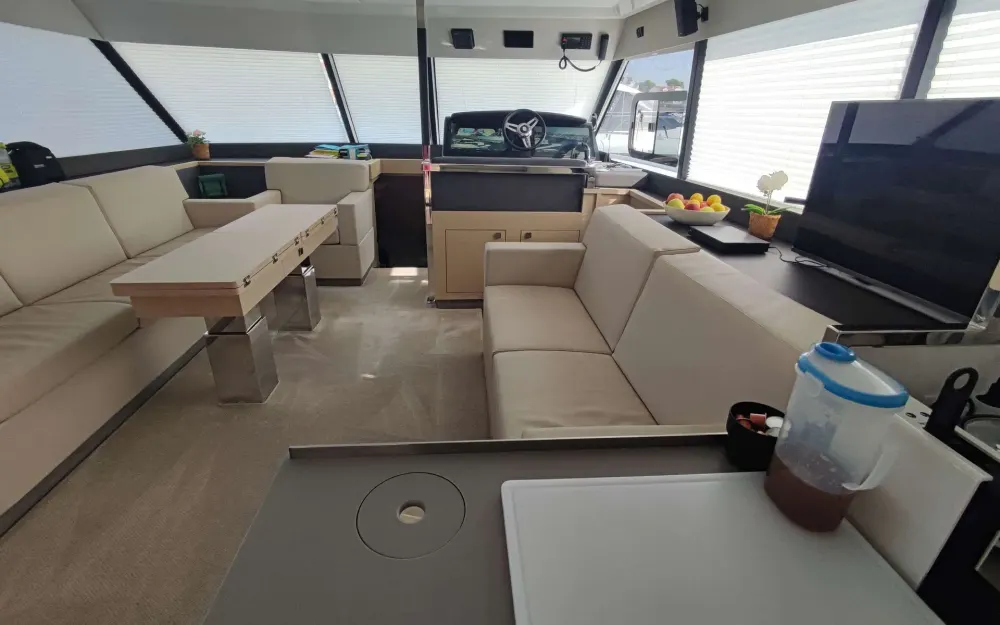 slider 10 Fountaine Pajot My 44