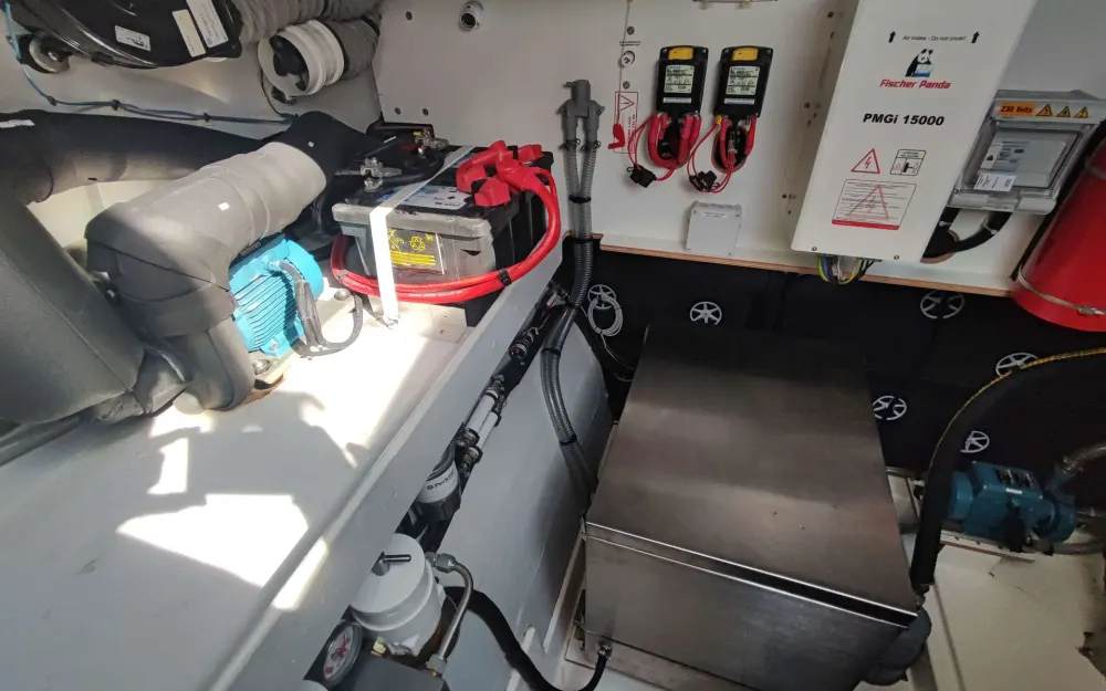 slider 17 Fountaine Pajot My 44