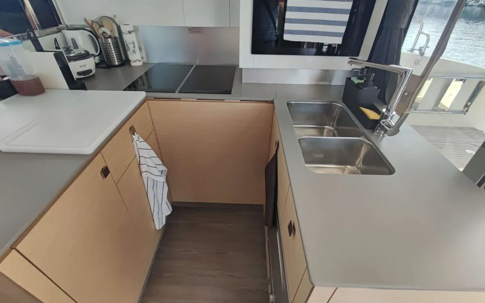 slider 22 Fountaine Pajot My 44