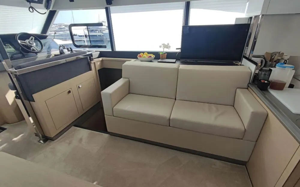 slider 27 Fountaine Pajot My 44