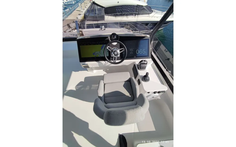 slider 30 Fountaine Pajot My 44