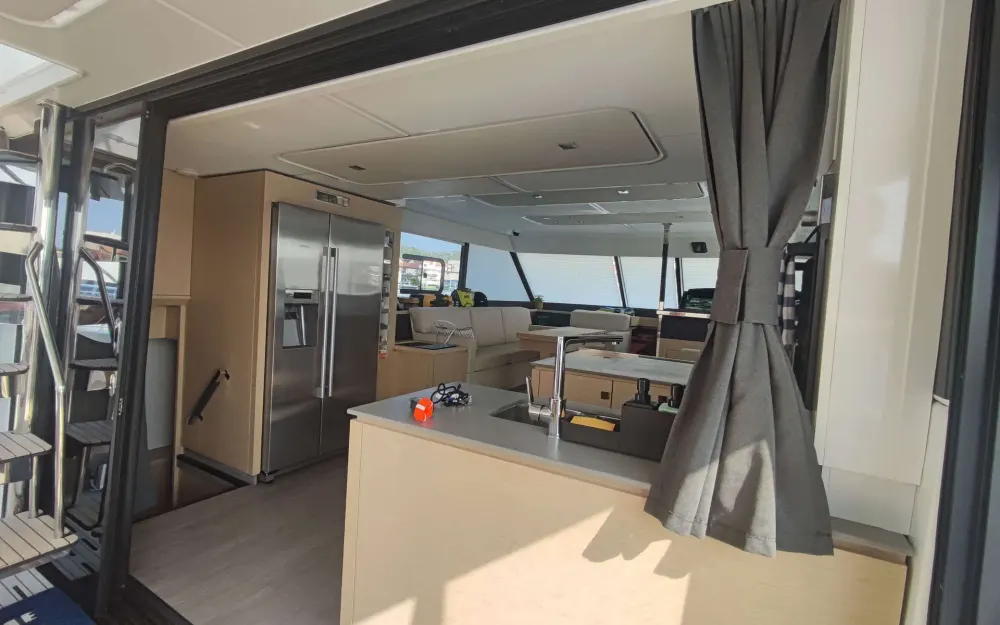 slider 8 Fountaine Pajot My 44