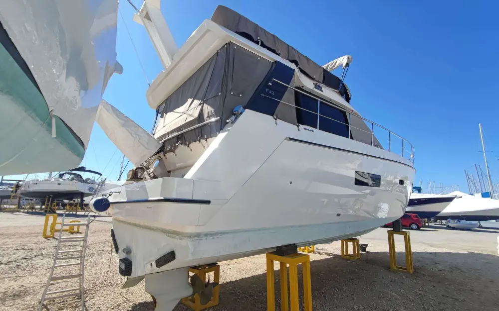 slider 9 Sealine  F 42