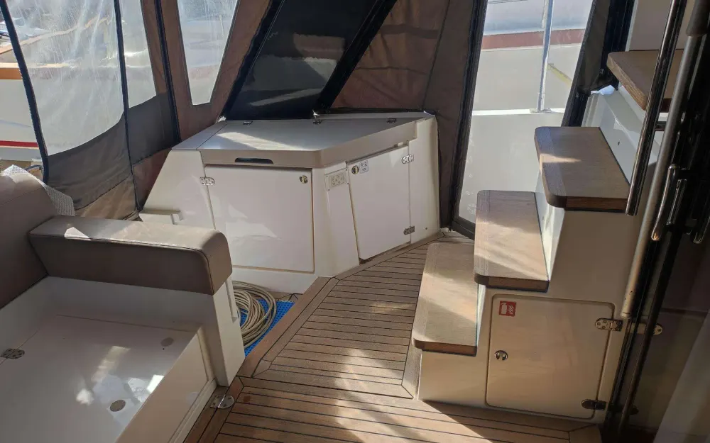 slider 10 Sealine  F 42