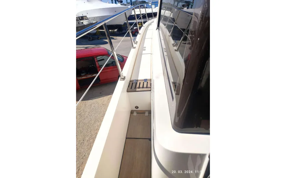 slider 14 Sealine  F 42