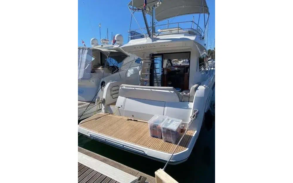 slider 1 Prestige Yachts 420 Fly