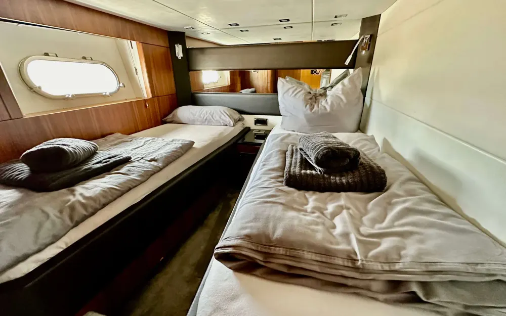 slider 9 Sunseeker Predator 74