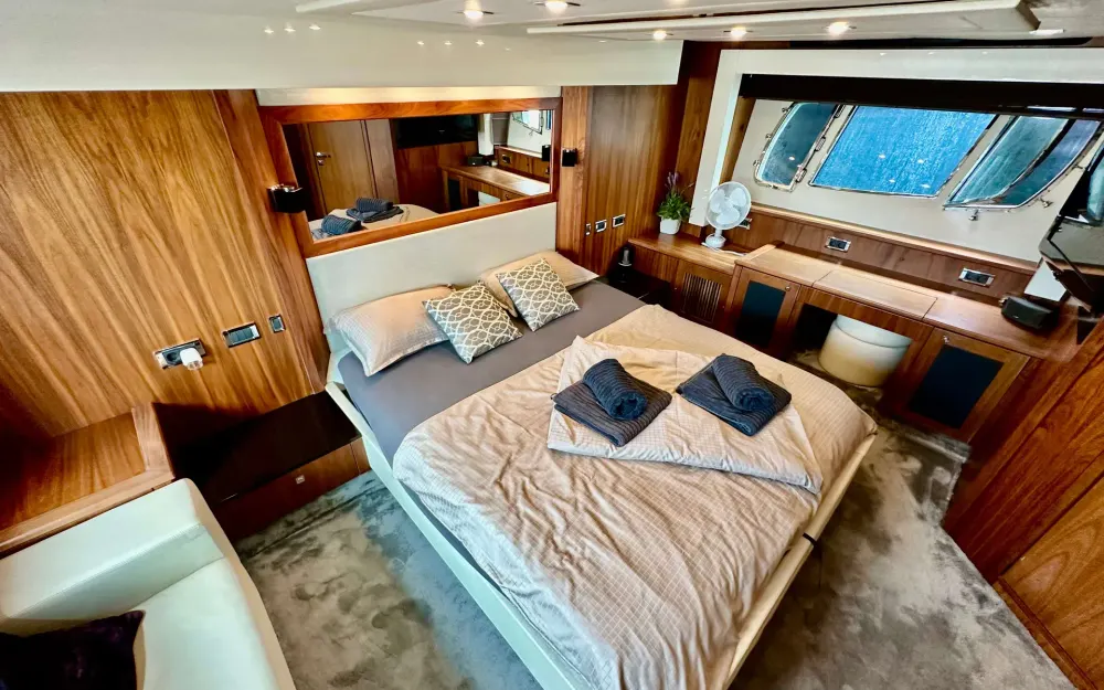 slider 10 Sunseeker Predator 74