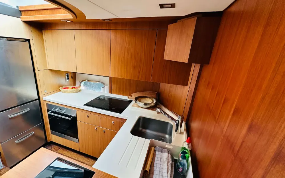 slider 11 Sunseeker Predator 74