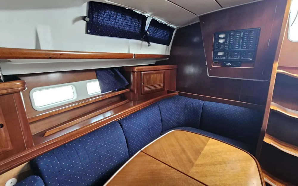 slider 1 Beneteau Oceanis 42 CC