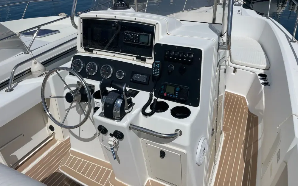 slider 9 Boston Whaler  26 Outrage