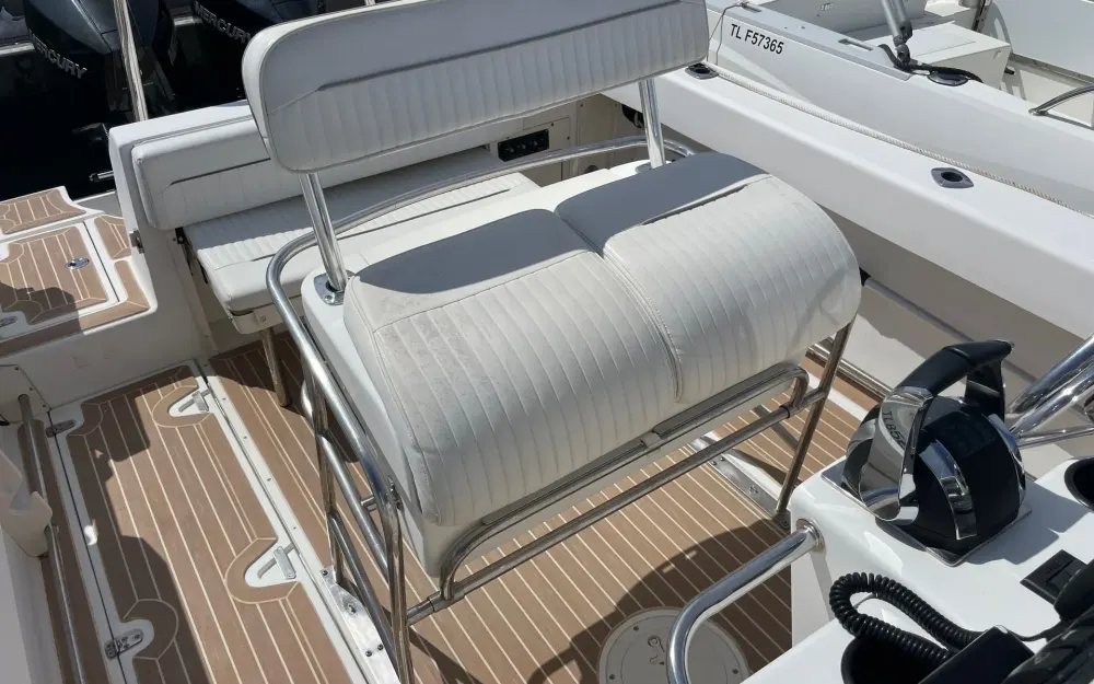 slider 10 Boston Whaler  26 Outrage